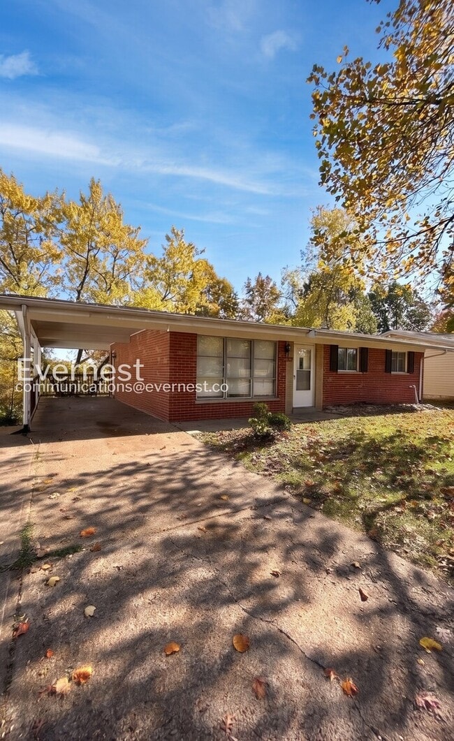 Building Photo - Charming 3-Bedroom Home with Central A/C and Carport Parking / 3 beds 1 bath / Available now!