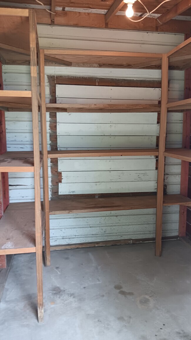 Outside Storage - 112 N Division St