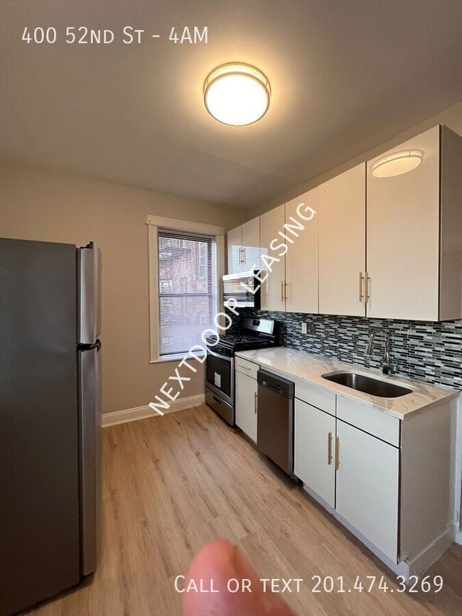 Building Photo - 400 52nd St