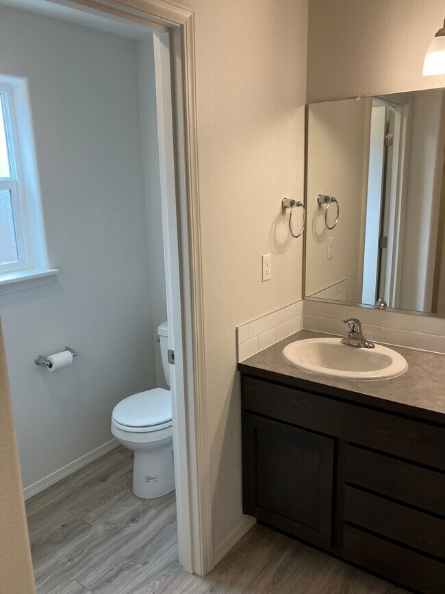 Building Photo - 2023 Three Bedroom Home in Dallas
