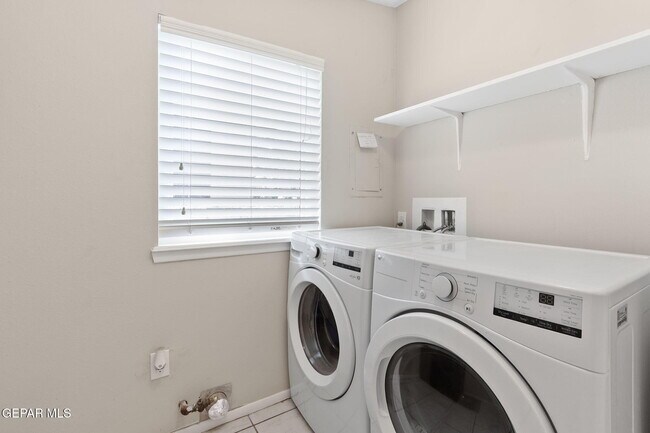 Building Photo - 4871 Los Reales Dr