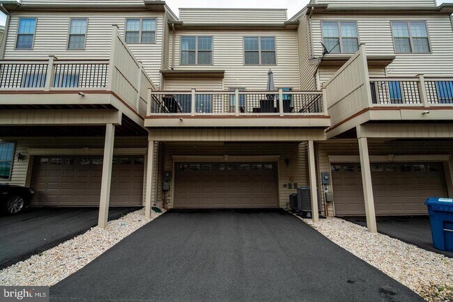 Building Photo - 22567 Naugatuck Square