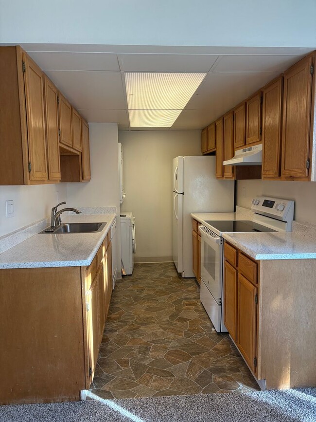 Building Photo - 1 Bedroom 1 Bath Townhome with Garage Parking in Village Seven