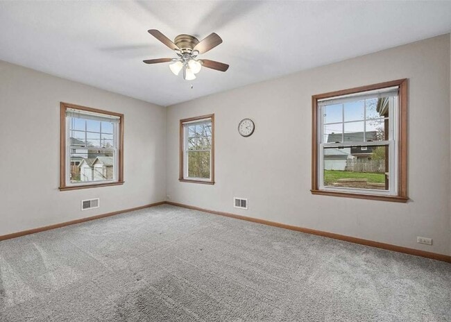 Building Photo - NE 3 bedroom 1+ bath attached garage