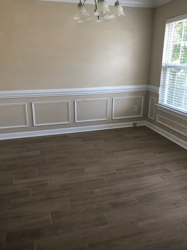 Building Photo - JULY SPECIAL !!! $200.00 OFF YOUR FIRST 2 ...