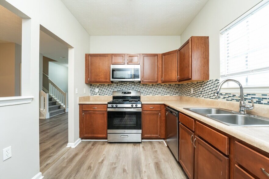 Building Photo - 6520 Eastbriar Dr