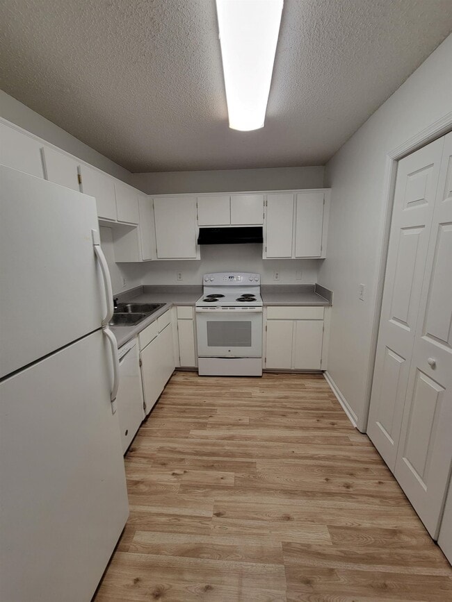 Building Photo - 1100 Greentree Ct
