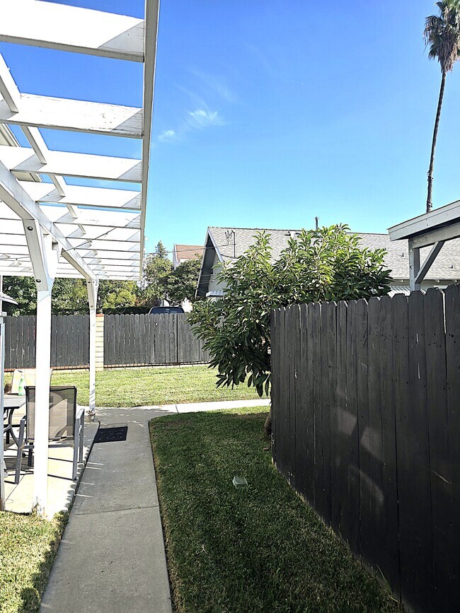 Building Photo - 123 E Bennett Ave