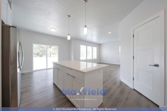 Building Photo - Spacious Twin Home - EV friendly - North S...