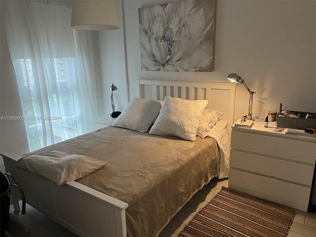 Building Photo - 321 NE 26th St