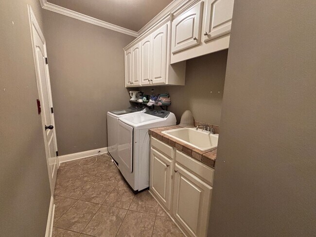 Building Photo - 4 BEDROOM BLANCHARD HOME NEAR I49