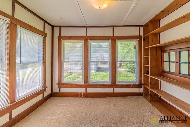 Building Photo - Ideal Location! Next to KSU!