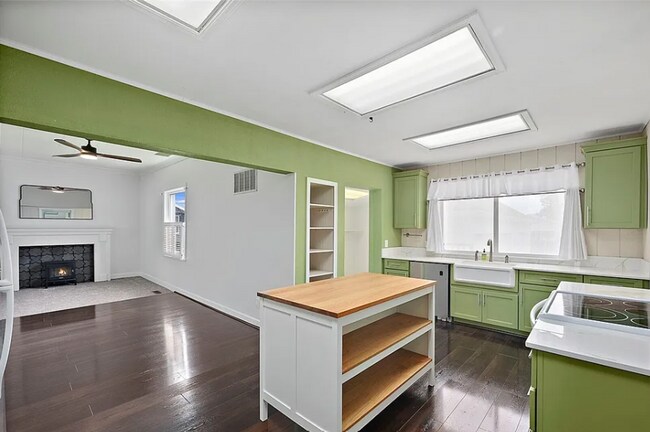Building Photo - Beautiful Craftsman Home with Ample Parking & Outdoor Space