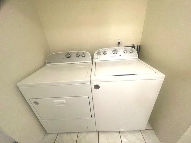 Building Photo - Beautiful 4 bed/ 2 bath/ 2 parking In Kaneohe