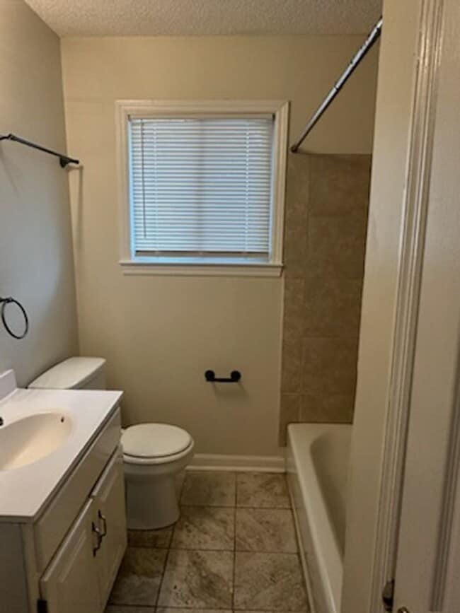 Building Photo - Desirable 3 Bedroom Home