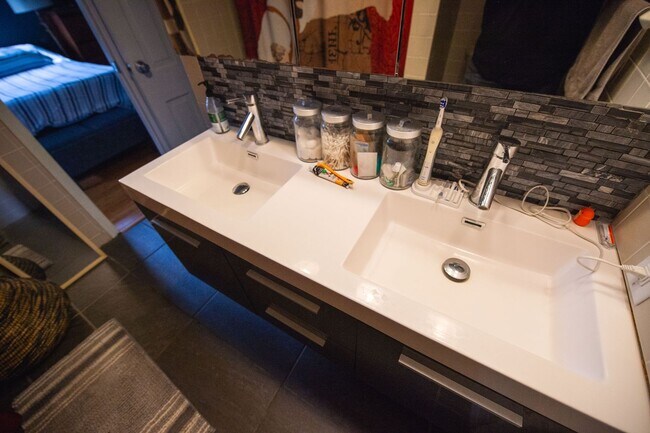 Building Photo - Short Term Rental Family Home