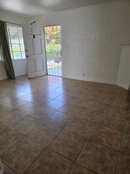 Building Photo - 545 W Hedges Ave