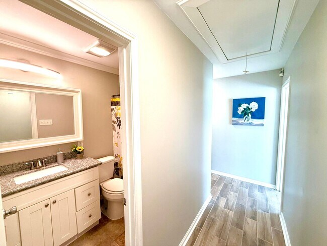 Building Photo - Stylish, Spacious & In a Prime Baton Rouge...