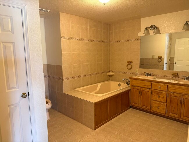Building Photo - 737 Lago Vista Dr