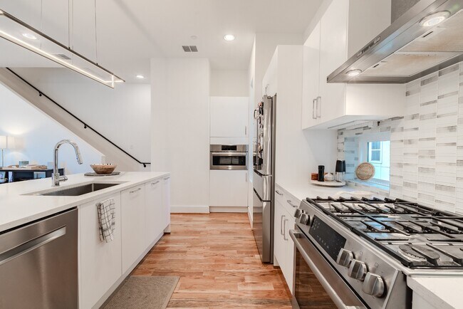 Building Photo - 3 Bed 3 Bath Townhome - Gated Community & Downtown Views! Lower Greenville area