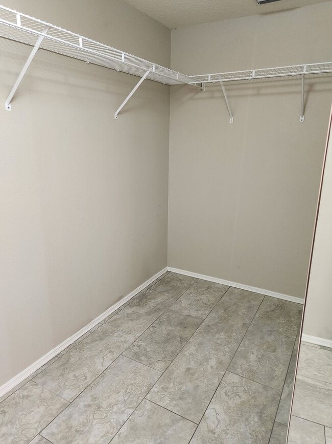 Building Photo - 6330 Green Oaks Cir