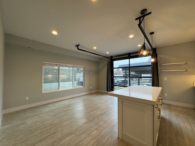 Building Photo - Modern 2 Bed, 2 Bath with Rooftop Patio!