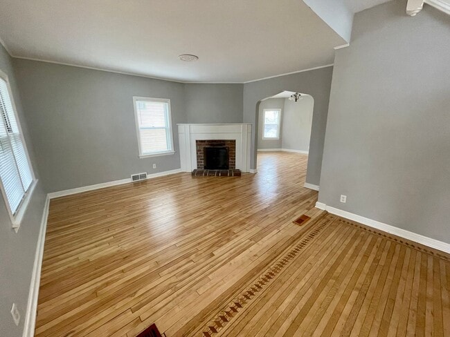 Building Photo - Huge 5-bed 2-bath house with 3rd level family room. Avail July 1 2026