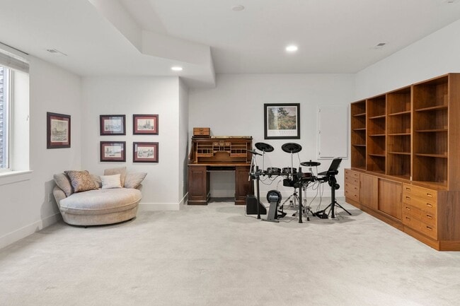 Building Photo - Modern 4BR/3.5BA Duplex with Finished Base...