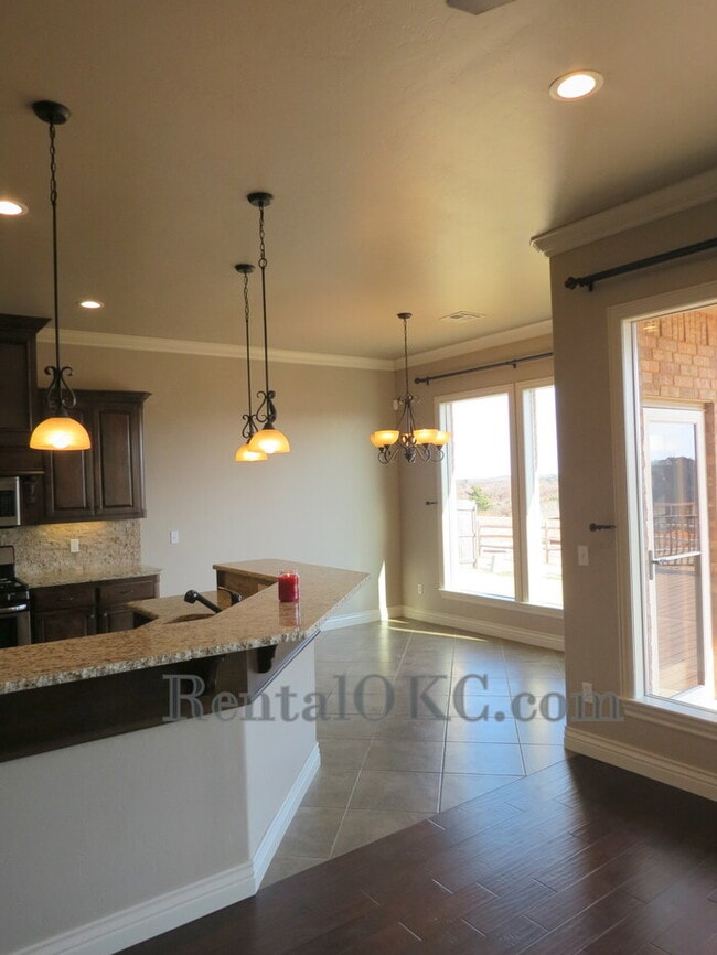 Building Photo - Stunning 3 Bed/2 Bath with office with bea...