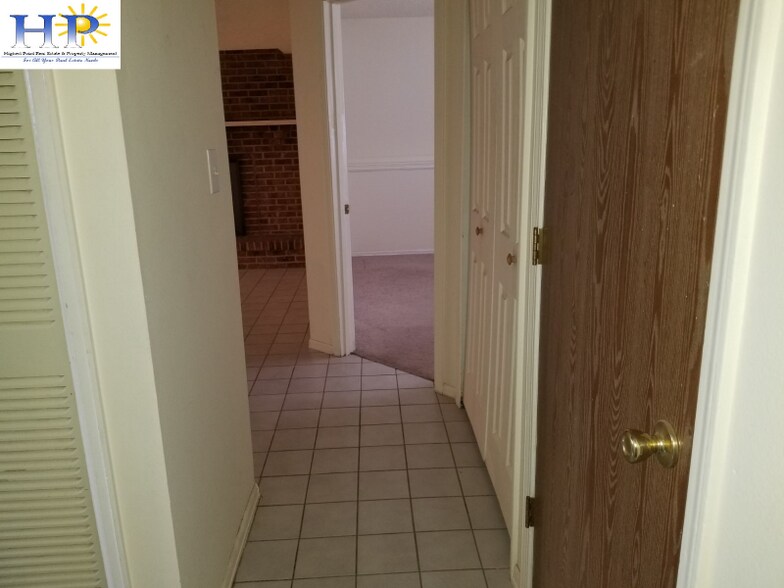 Building Photo - 817 Badger Dr