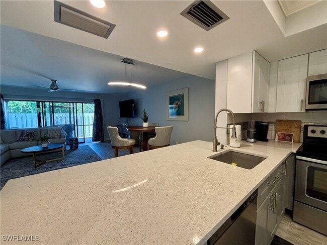 Building Photo - 800 Meadowland Dr