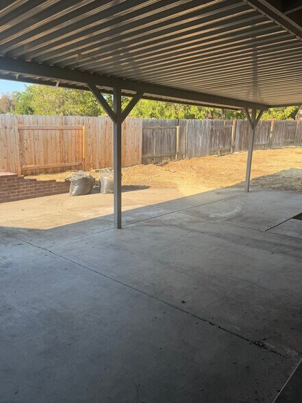 Building Photo - 1801 Siskiyou Blvd