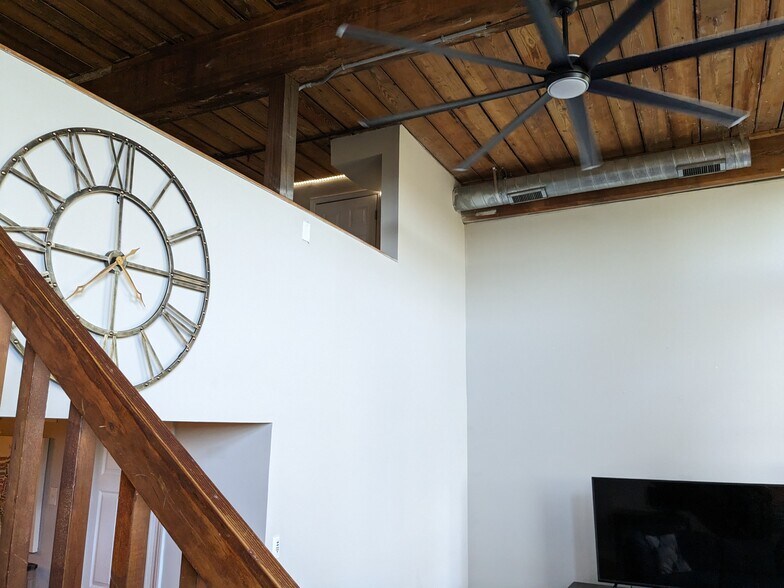 living room - 201 S Hoskins Rd