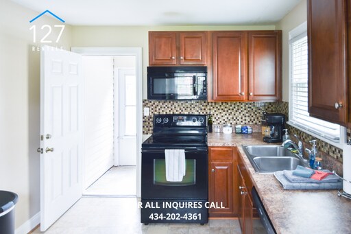 Building Photo - Spacious 4-Bedroom Residence in a Prime Location!