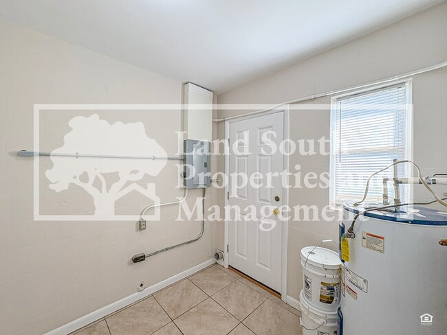 Building Photo - 1218 Sunset Ave