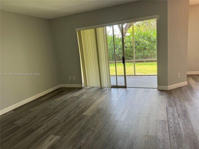 Building Photo - 905 Coral Club Dr