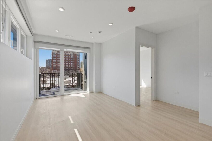 Building Photo - 948 W Sunnyside Ave