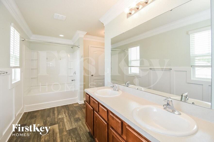 Building Photo - 6944 Sandle Dr