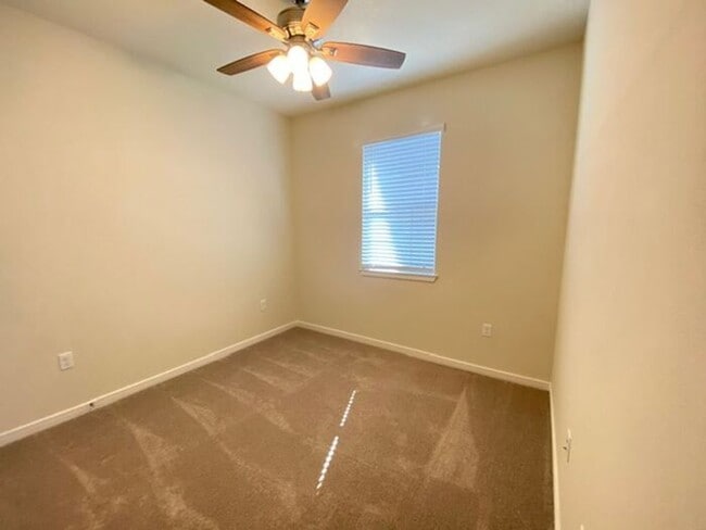 Building Photo - 4/2 Single family home