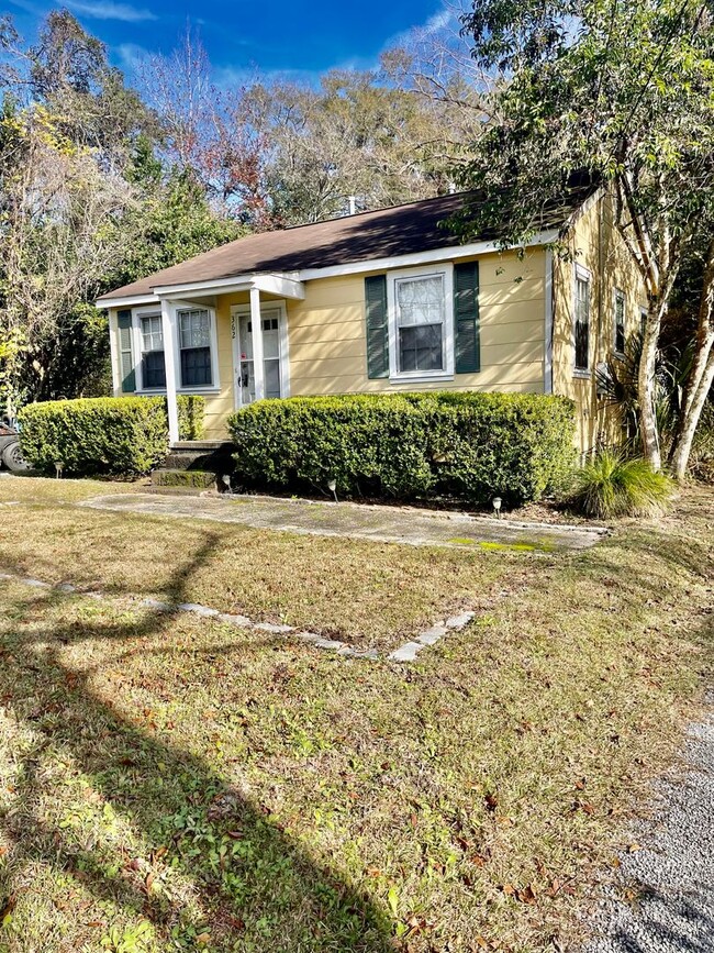 Building Photo - Charming Two Bedroom Home on James Island