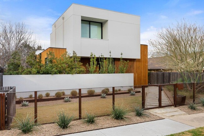 Building Photo - 910 W Johanna St