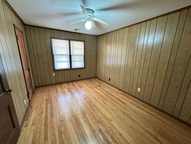 Building Photo - Move -in Special: Cute 3 bed 1.5 bath in W...