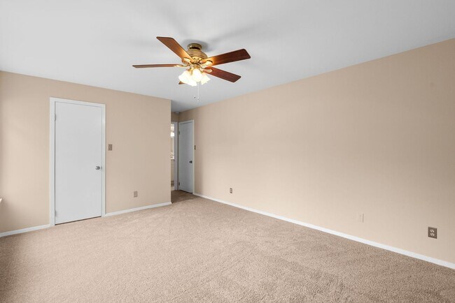 Building Photo - 2 Bed 1 Bath - Georgetown Village Condo - Move In Ready