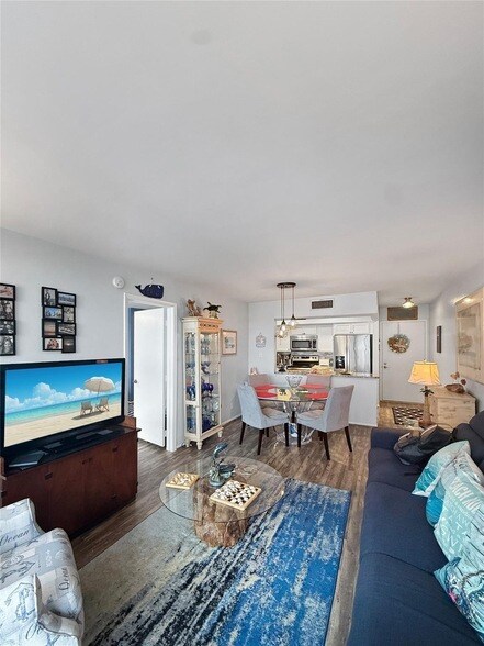 Building Photo - 525 N Ocean Blvd