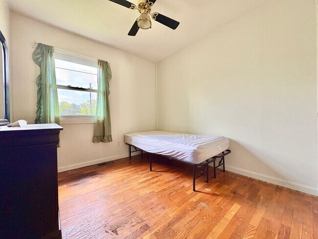 Building Photo - 2306 Elwood Ave