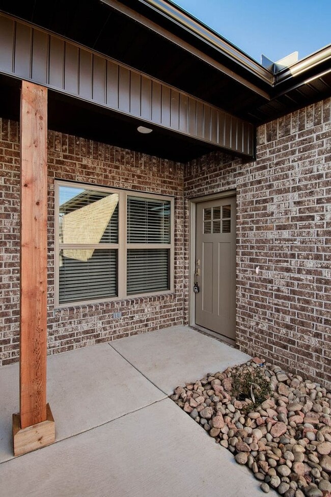 Building Photo - Big Creek Golf Course - 3 Bed 2 Bath Double Garage (Newer Construction)