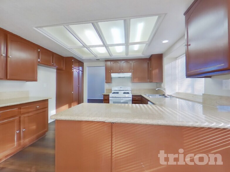 Building Photo - 44238 Gillan Ave