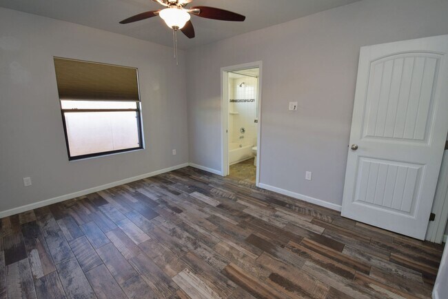 Building Photo - Modern 3 Bed 3 Bath - Less than 1 Mile to University of Arizona