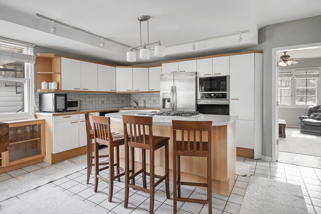 Building Photo - 515 Maple Ave