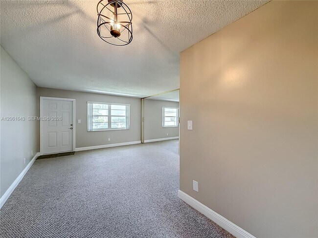 Building Photo - 6211 SW 37th St